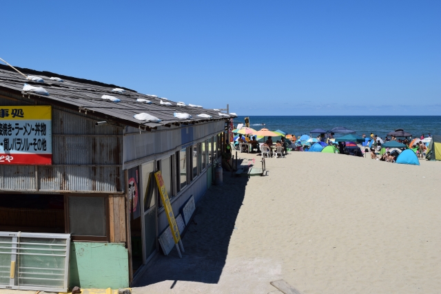 旅しながら稼ぎたいと思い、旅先の海の家に向かう