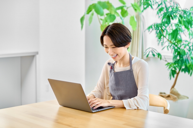 ブログで収益が上がっているので、喜びながらパソコンを触っている主婦