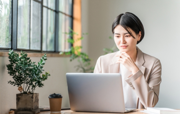 ブログでの収益化を目指すために学ぼうとしている女性