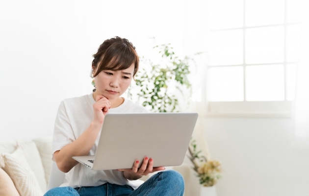 パソコンでライティングをするのが苦手で困っている女性