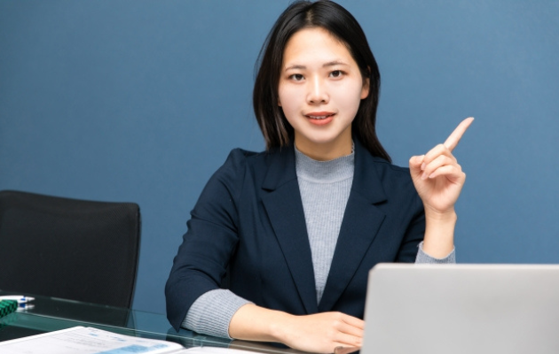 Webライターの種類の中で、自分がついている職業を強みとしてライター挑戦しようとしている女性