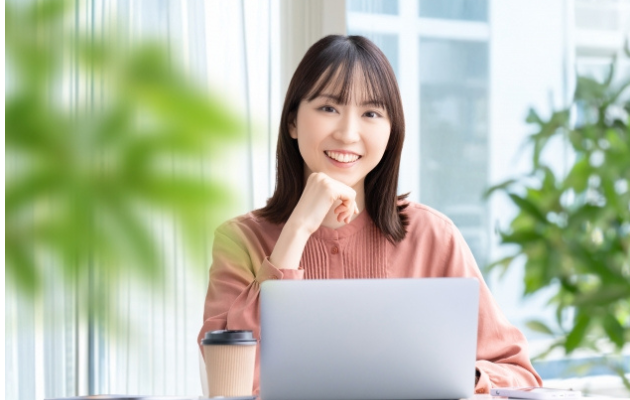 Webライターの記事を頑張って書く女性