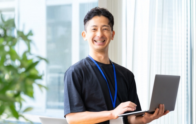 Webライターの仕事を挑戦する男性