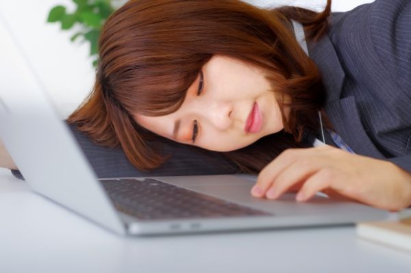 Webライターの仕事がつらいと感じている女性