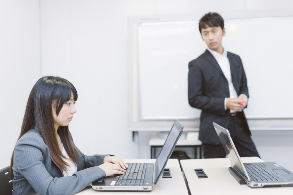 AIを仕事に活用する方法を学ぶ