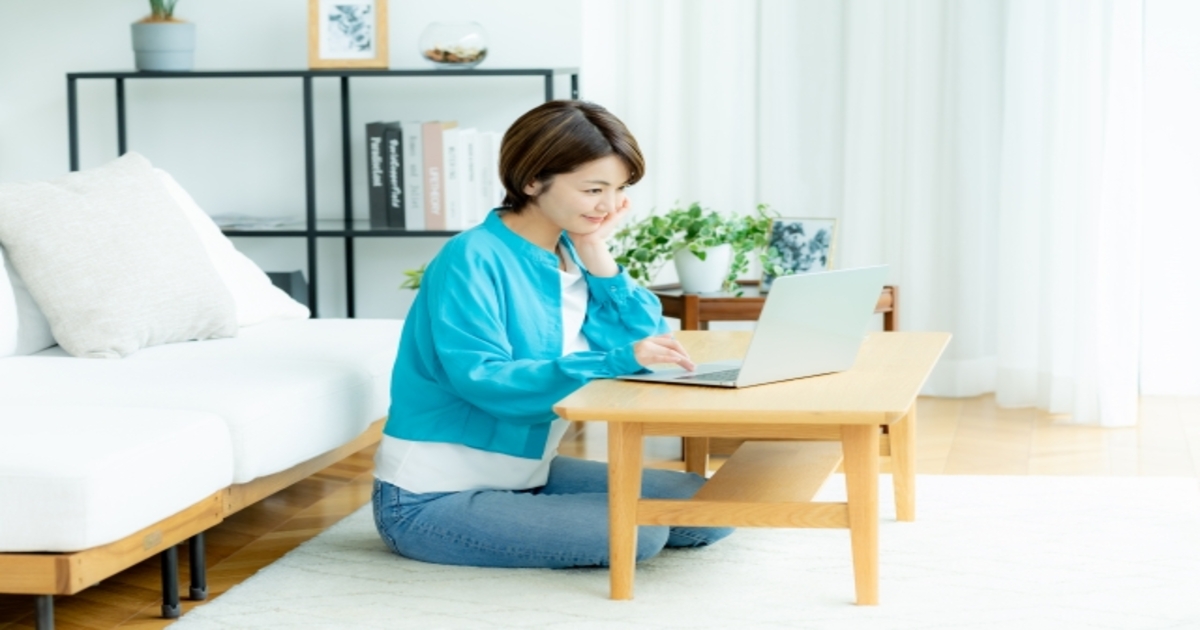 稼がない趣味ブログを運営している女性