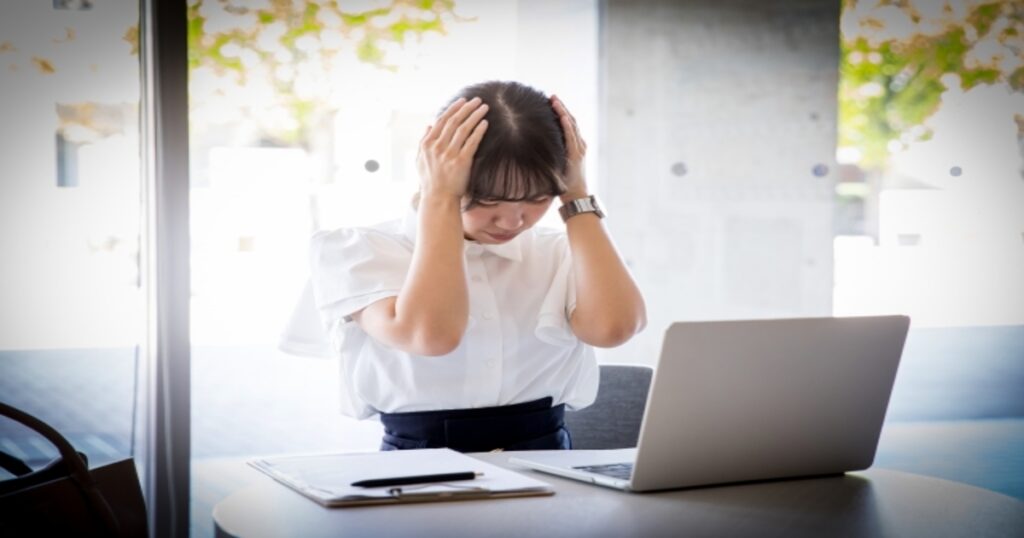 Webライターはオワコンと悩む女性