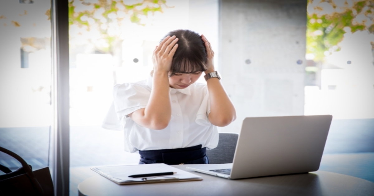 Webライターはオワコンと悩む女性