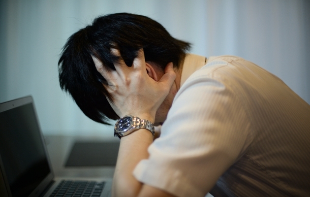 Webライターはオワコンと悩む男性