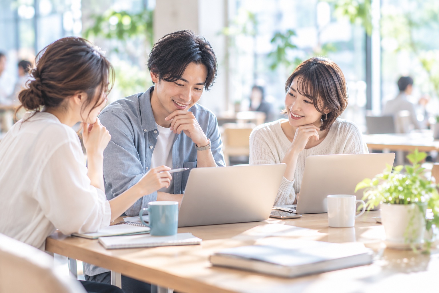 カフェで同業の仲間と単価や仕事の相談をするフリーランス